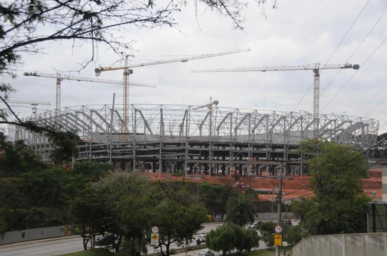Nesta quarta-feira (20), as obras da Arena MRV, no Bairro Califórnia, em Belo Horizonte, adentraram em uma nova etapa. Isso porque as placas da cobertura do estádio começaram a ser instaladas, conferindo 'novo visual' ao projeto da futura casa do Atlético.