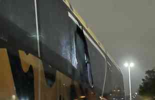 Ônibus do Atlético foi apedrejado no caminho do Maracanã, no Rio de Janeiro, antes do jogo contra o Flamengo pelas oitavas de final da Copa do Brasil