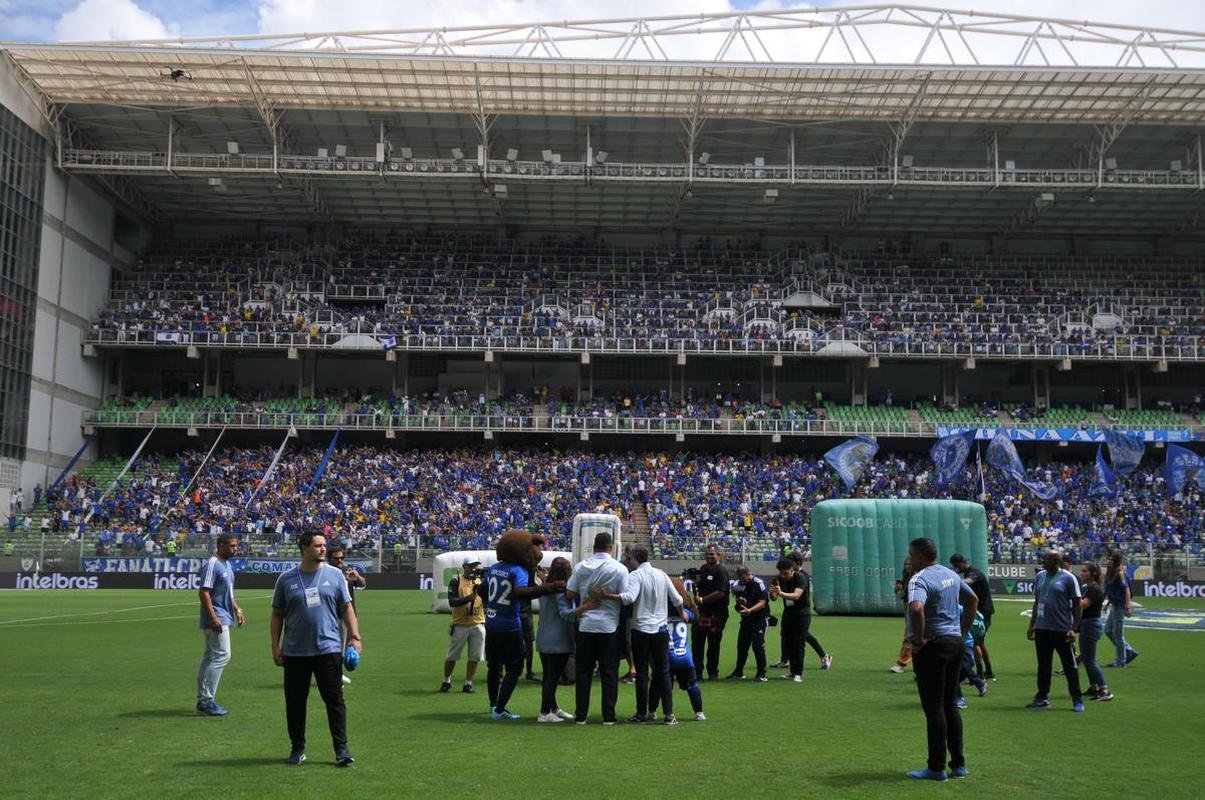 Ronaldo  ovacionado pela torcida do Cruzeiro no Independncia
