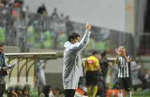 Em jogo com chuva de granizo e 'apago' no Horto, Galo  batido pelo Internacional por 1 a 0