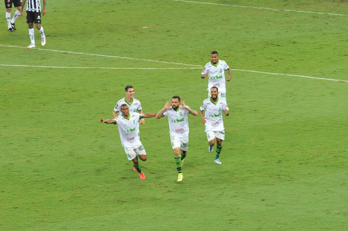 Felipe Azevedo abriu o placar no clssico com um golao em chute de fora da rea, no ngulo esquerdo de Everson: 1 a 0 Amrica