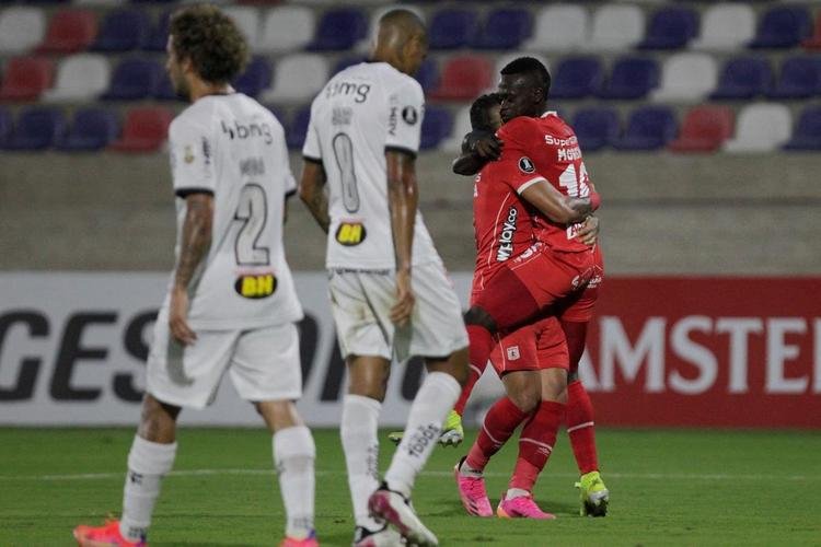 Jogo entre América de Cáli e Atlético, em Barranquilla, pela Copa Libertadores, teve diversas paralisações devido aos efeitos do gás de pimenta nos atletas. Protestos do lado de fora do estádio, contra o governo, tiveram consequências no gramado.