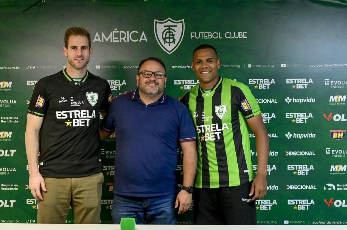 O goleiro Mateus Pasinato e o atacante Mikael foram apresentados pelo Amrica nessa quinta-feira (3/2), no CT Lanna Drumond