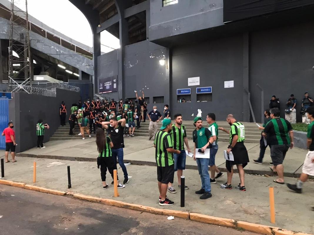 Fotos da torcida do Amrica no estdio Defensores del Chaco, em Assuno, antes da partida contra o Guaran pela segunda fase da Copa Libertadores