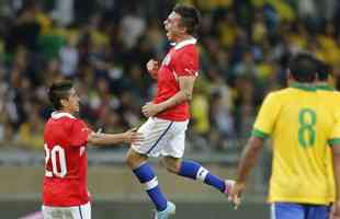 No primeiro jogo no Mineiro, em amistoso pela Seleo Chilena contra o Brasil, Eduardo Vargas fez um golao. Quando o placar apontava 2 a 1 para os donos da casa, o atacante recebeu na intermediria, passou por Jadson e acertou lindo chute, sem chances para Diego Cavalieri, garantindo o empate no Gigante da Pampulha.