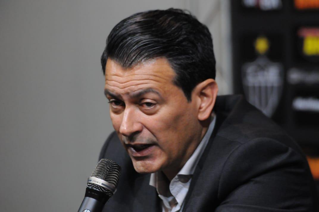 Diego Tardelli foi apresentado pelo diretor de futebol do Atltico, Rui Costa, neste domingo, antes do jogo contra a Caldense