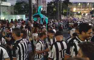 Atleticanos invadiram o Mineiro no jogo contra o Grmio e bateram recorde de pblico no Brasileiro; veja fotos do entorno do estdio antes da partida