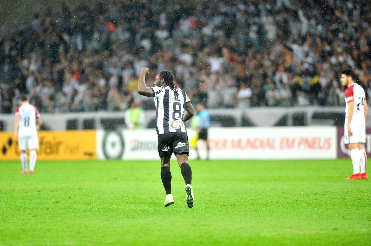 No segundo tempo, Char recebeu bola de Cazares e marcou o segundo do Atltico: 2 a 0