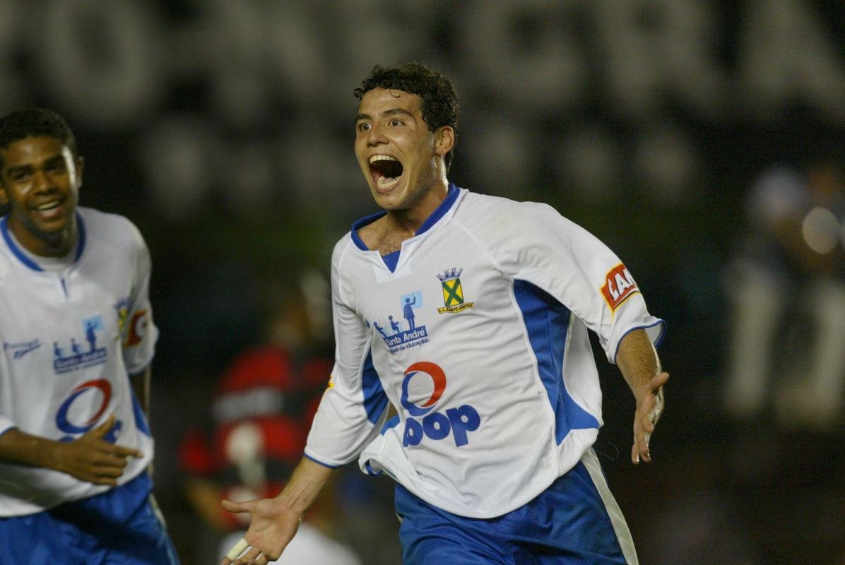 Na Copa do Brasil de 2004, o Santo Andr silenciou o Maracan com mais de 71 mil torcedores do Flamengo ao vencer o jogo de volta da deciso, por 2 a 0, depois de empate por 2 a 2 no primeiro confronto, no ABC Paulista. No caminho at o trofu, a equipe treinada por Pricles Chamusca passou por Novo Horizonte-GO (primeira fase), Atltico (segunda fase), Guarani (oitavas), Palmeiras (quartas) e 15 de Novembro (semifinal). Um livro com detalhes da conquista ser lanado em breve pelo jornalista Vladimir Bianchini, da ESPN.