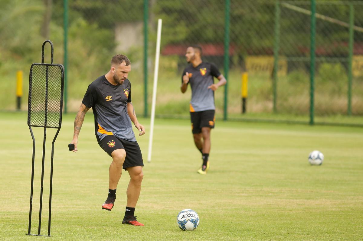 No primeiro trabalho, houve um treinamento tático, que exigia troca de passes e triangulações dos jogadores, com o elenco dividido em grupos de três atletas cada. Em seguida, os jogadores foram divididos em dois grupos no mesmo campo para o trabalho específico por setores de defesa e ataque. De um lado, os zagueiros, laterais e volantes participaram de um treino tático de posicionamento com o auxiliar Daniel Cerqueira. Do outro, os meias e atacantes fizeram um trabalho específico de passe e finalização sob o comando do técnico Daniel Paulista.