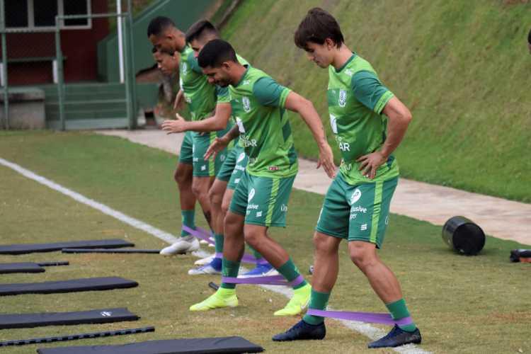 Mdico do Amrica comenta deciso do clube de suspender atividades em todas as categorias