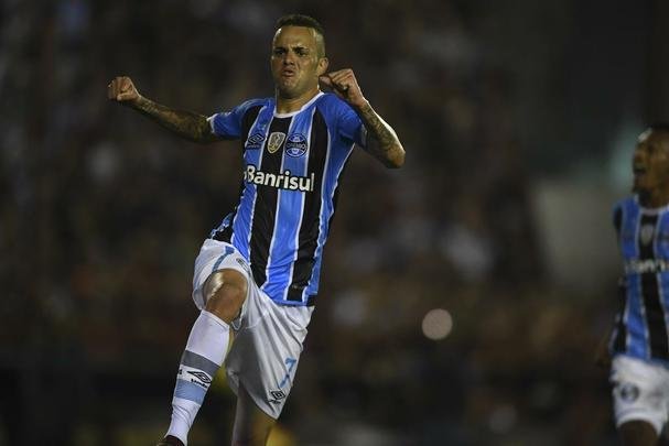 Luan marcou o segundo gol do Grmio no estdio La Fortaleza