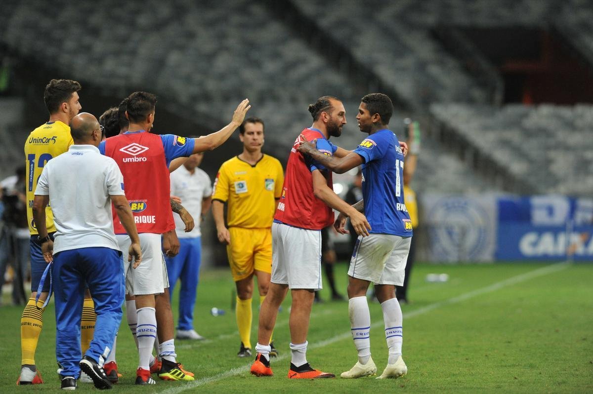 Em jogo com grande atuao do goleiro Fbio, Cruzeiro derrotou Santos de virada, por 2 a 1, com gols de Sass e Raniel; Gabriel Barbosa marcou para o Peixe, no Mineiro, pela 26 rodada do Brasileiro