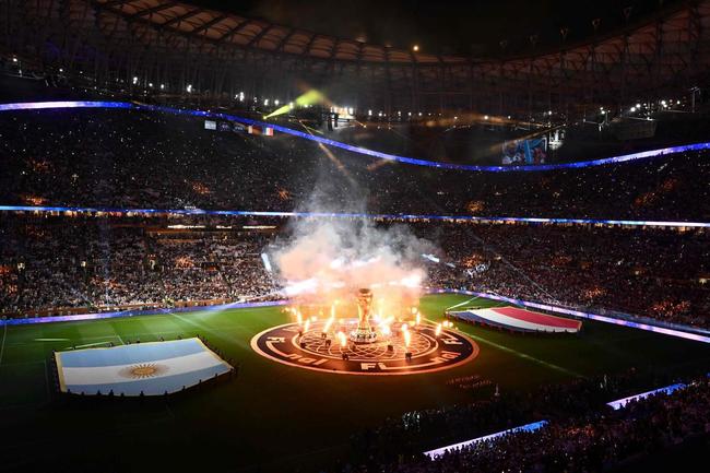 Entrada de Argentina e Frana no campo do Estdio Icnico de Lusail para a final da Copa do Mundo foi um espetculo  parte. Veja fotos do show de fogos, de luzes e da execuo dos hinos nacionais dos dois pases