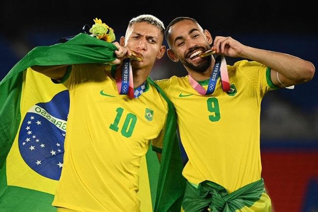 Jogadores da Sele��o Brasileira recebem a medalha de ouro pela conquista ol�mpica no futebol