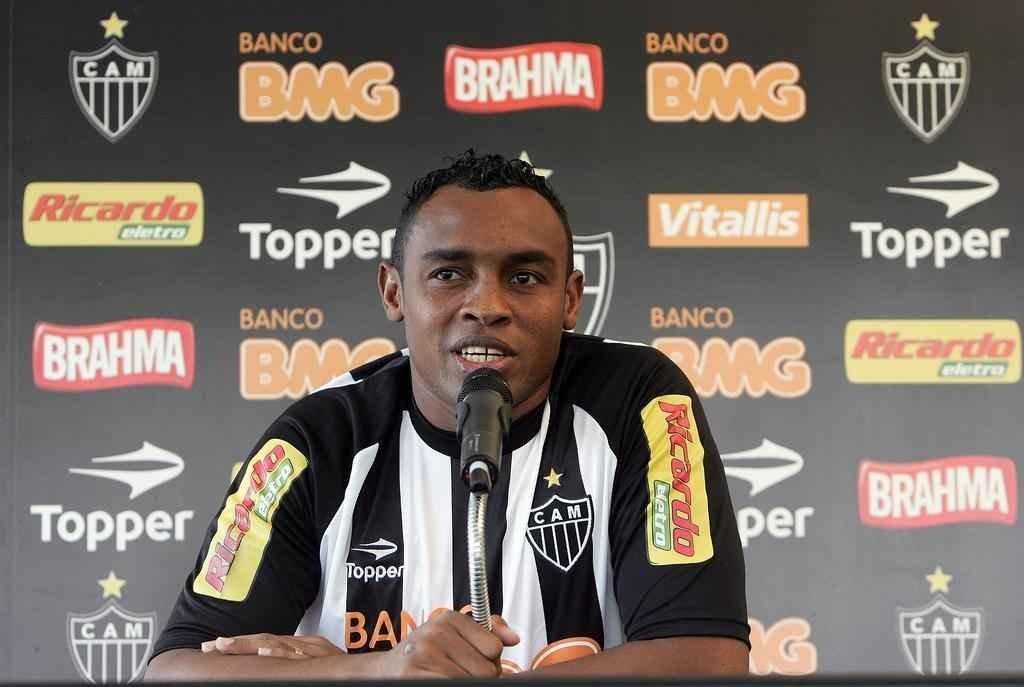 Folclrico atacante Obina chegou ao Galo e marcou vrios gols