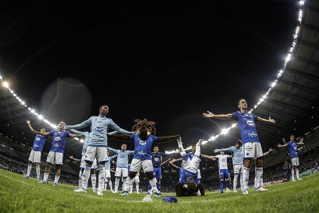 A festa viking se repetiu no terceiro jogo consecutivo da Raposa no Gigante da Pampulha. Na 15 rodada, o Cruzeiro venceu o Vila Nova por 2 a 0. 