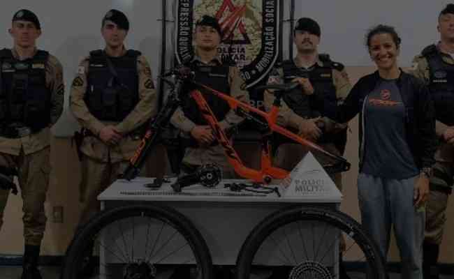 Herclia Najara posou para foto ao lado da bicicleta desmontada, que foi recuperada pela Polcia Militar