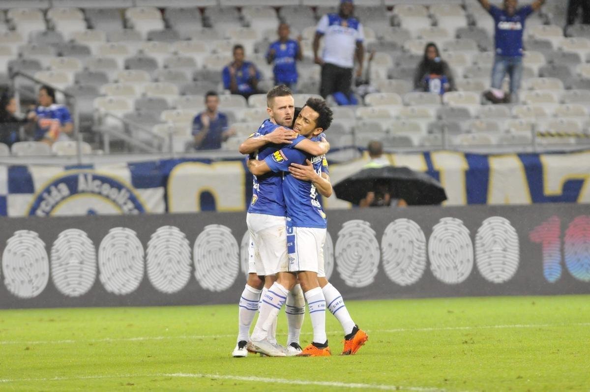 No segundo tempo, Fred marcou duas vezes e ampliou vantagem do Cruzeiro para 3 a 0