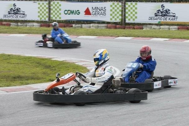 Evento na manhã desta sexta-feira reuniu convidados da CEMIG e jornalistas, além do próprio piloto