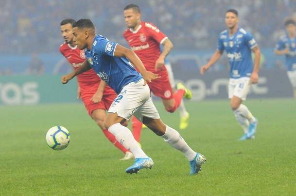 Fotos do primeiro tempo do duelo entre Cruzeiro e Internacional, no Mineiro, pela semifinal da Copa do Brasil