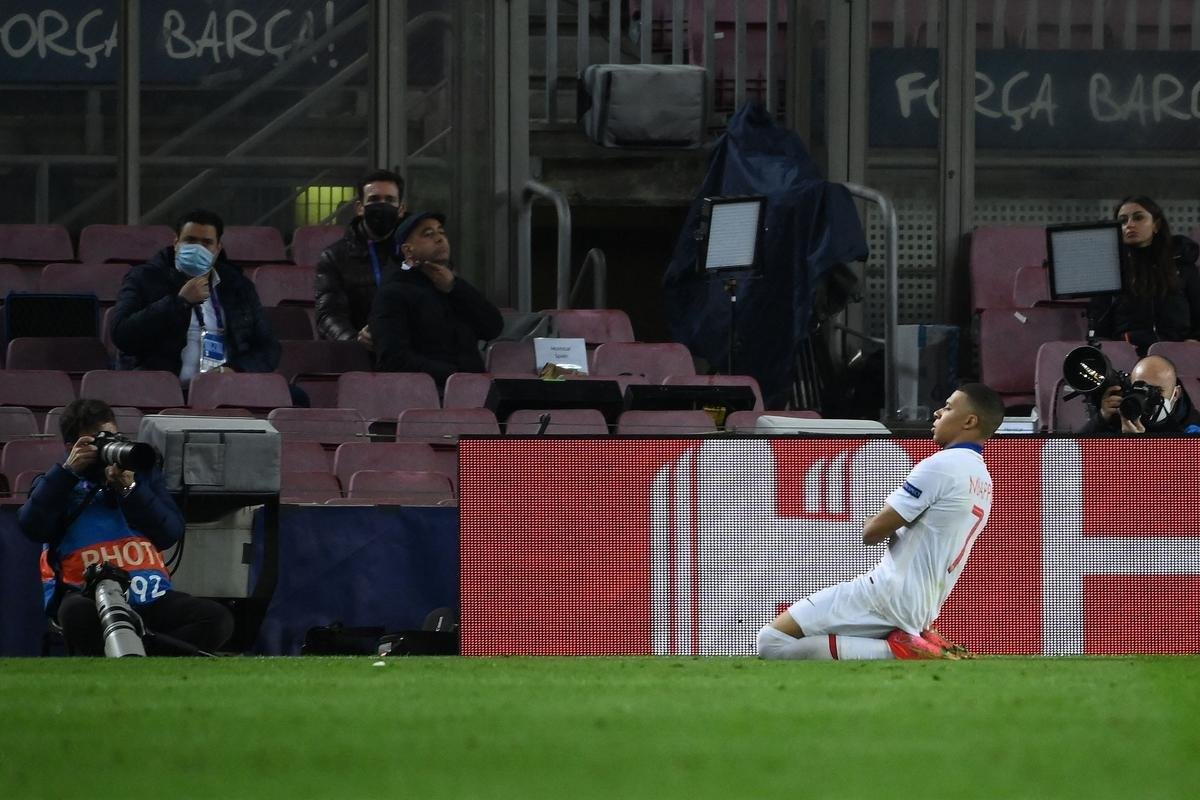 Fotos do duelo entre Barcelona e Paris Saint-Germain, no Camp Nou, em Barcelona, pela ida das oitavas de final da Liga dos Campees da Europa