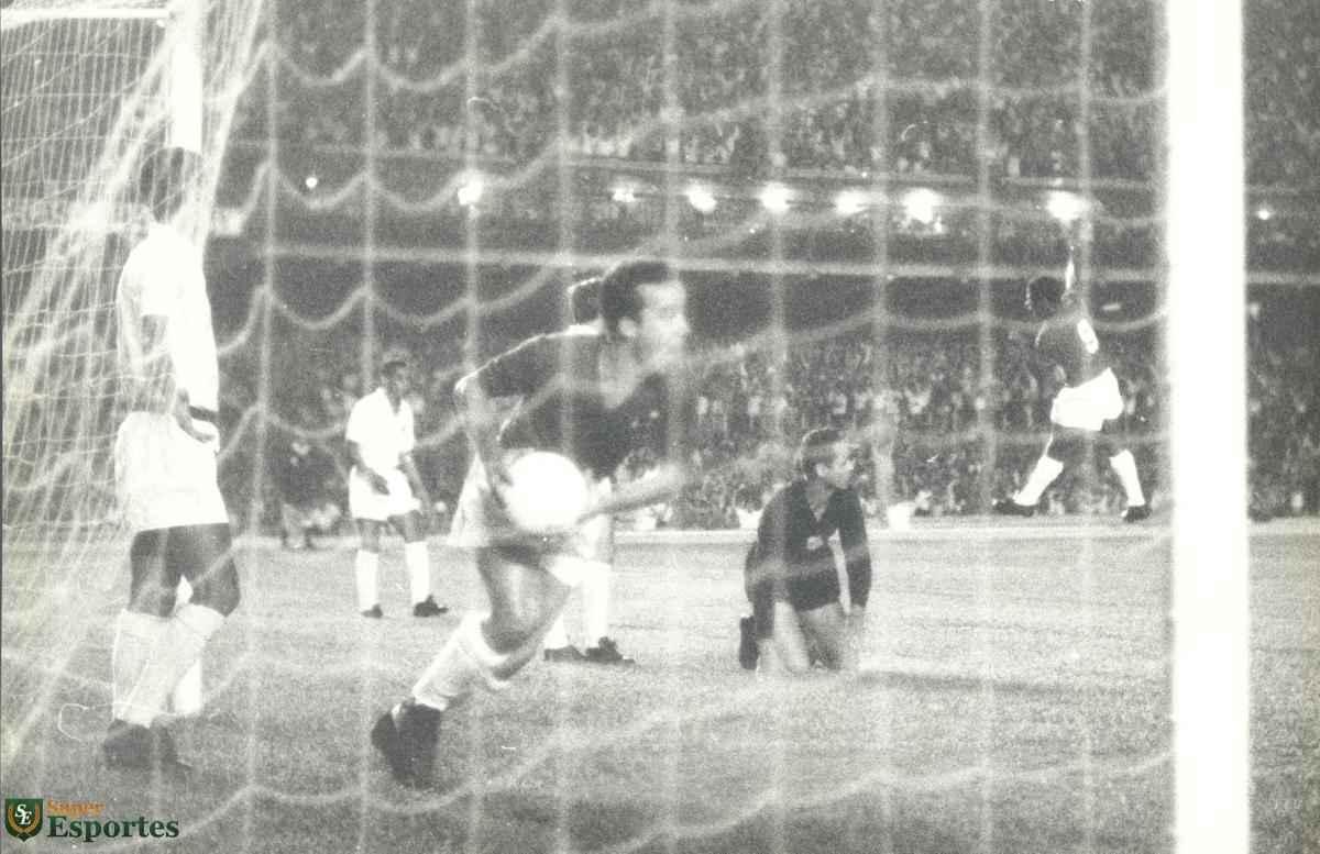 Imagens da vitória do Cruzeiro sobre o Santos, por 6 a 2, no Mineirão, no jogo de ida da final da Taça Brasil de 1966. Gols celestes foram marcados por Zé Carlos (contra), Natal, Dirceu Lopes (3) e Tostão (pênalti)