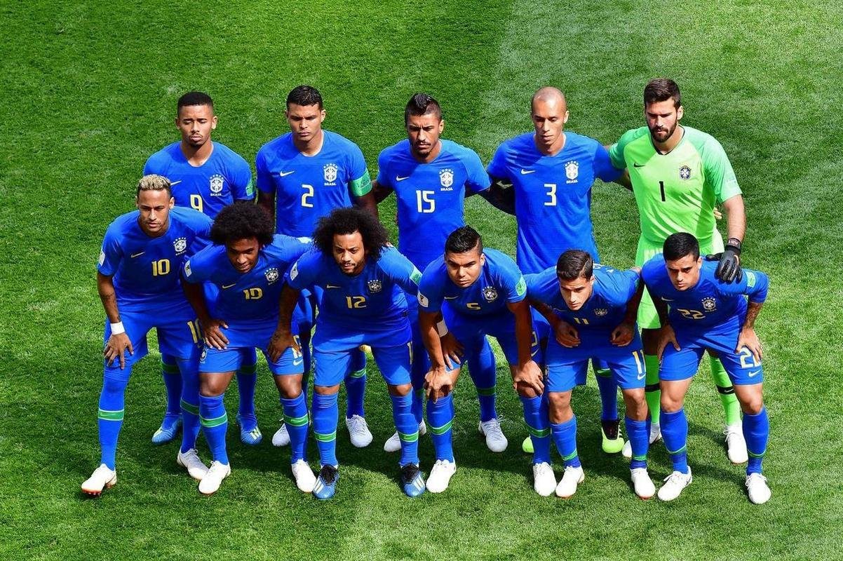 2018 - Camisa azul voltou a ser utilizada em Copas do Mundo na Rssia. O amarelo tambm foi usado no uniforme, bsico