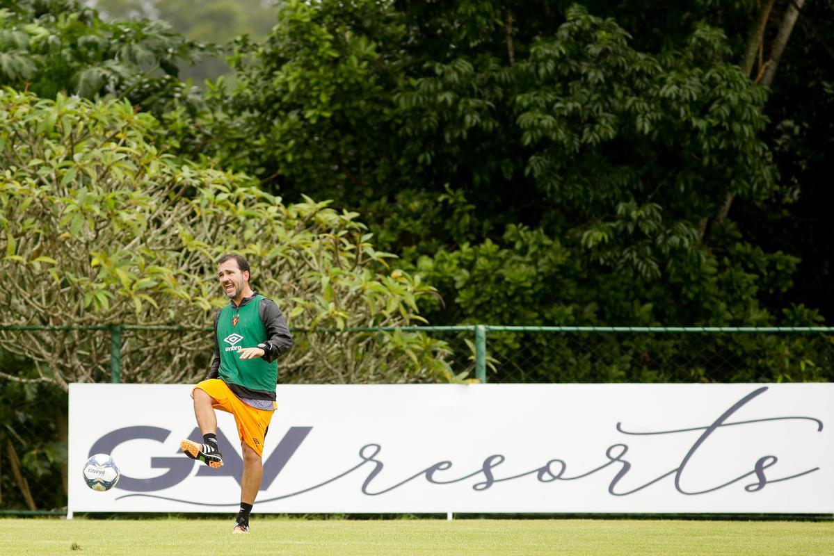 No primeiro trabalho, houve um treinamento tático, que exigia troca de passes e triangulações dos jogadores, com o elenco dividido em grupos de três atletas cada. Em seguida, os jogadores foram divididos em dois grupos no mesmo campo para o trabalho específico por setores de defesa e ataque. De um lado, os zagueiros, laterais e volantes participaram de um treino tático de posicionamento com o auxiliar Daniel Cerqueira. Do outro, os meias e atacantes fizeram um trabalho específico de passe e finalização sob o comando do técnico Daniel Paulista.