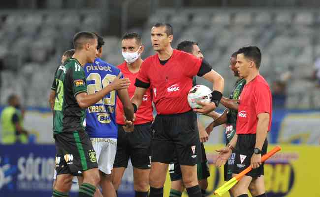 Ricardo Marques Ribeiro junto dos dois auxiliares que apitaram a partida entre Cruzeiro e América, pelo Campeonato Mineiro