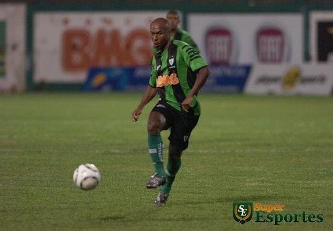 Lateral Bruno com a camisa de 2008