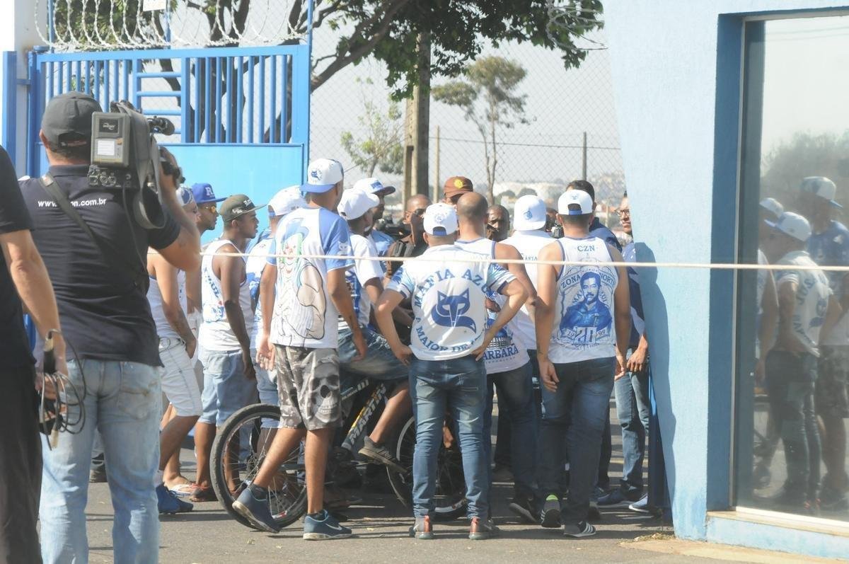 Integrantes da Mfia Azul protestaram na tarde desta tera, na porta da Toca II