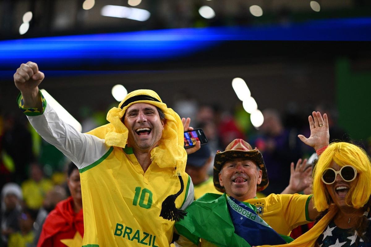 Fotos das torcidas de Brasil e Crocia no Estdio da Educao, em Al-Rayyan, no Catar, em duelo pelas quartas de final da Copa do Mundo