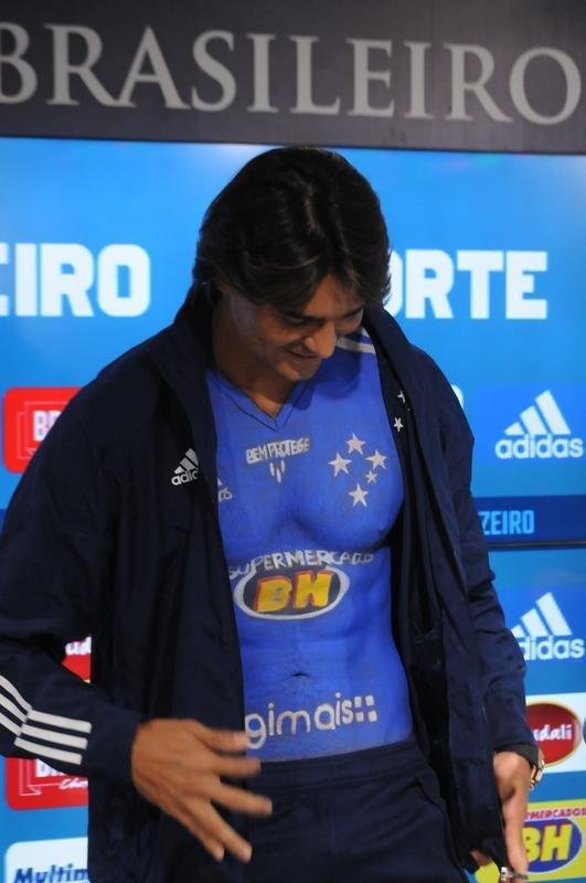 Fotos da apresentao do atacante Marcelo Moreno como novo reforo do Cruzeiro para 2020. Duante entrevista, jogador foi acompanhado pela esposa Marilisy Antonelli e pela filha, Maria Clara