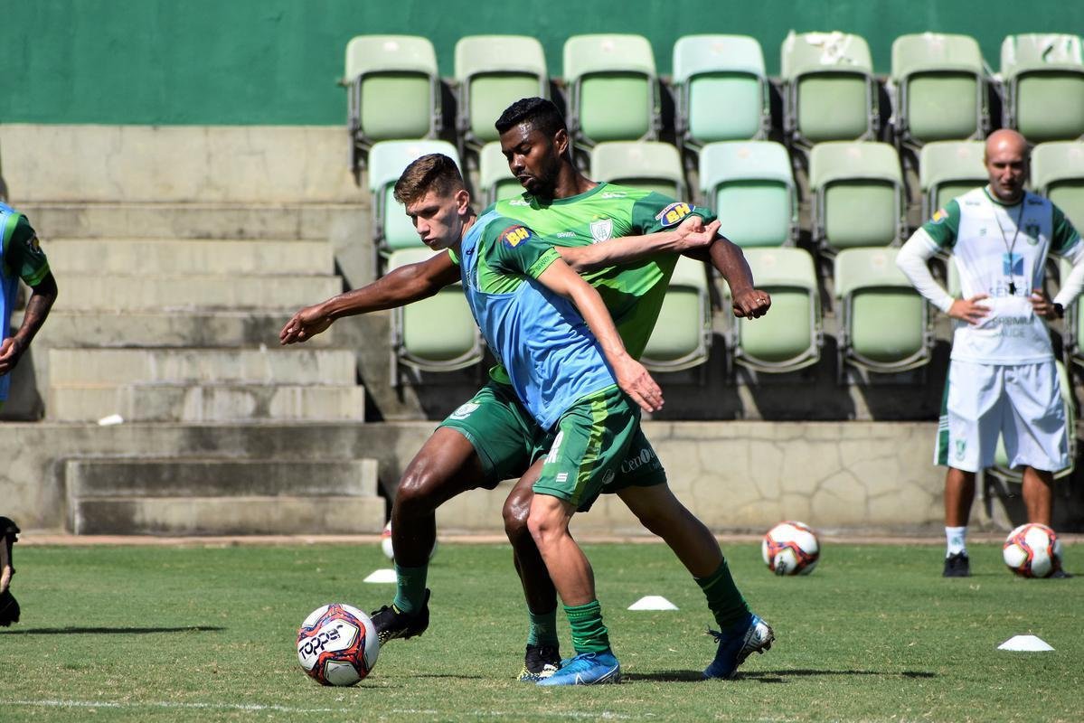 O Amrica segue com treinamentos intensivos voltados para a disputa do Campeonato Mineiro. No prximo sbado (27), o Coelho estreia no estadual diante do Boa Esporte, s 19h. A partida ser realizada no Independncia, em Belo Horizonte. A tendncia  que, neste primeiro compromisso, o tcnico Lisca utilize jogadores que tiveram menor minutagem na temporada 2020/21, alm de nomes promissores das categorias de base do clube.