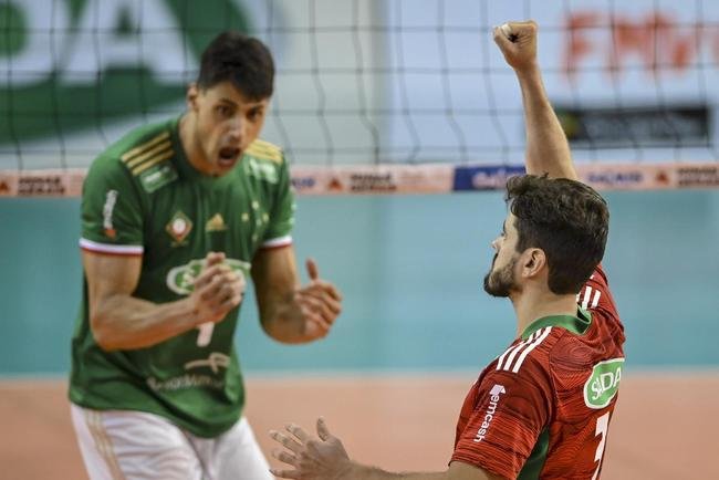 Cruzeiro se garantiu na decis�o do Sul-Americano de V�lei ao bater os argentinos do Policial Voley por 3 sets a 0, neste s�bado (5), no Gin�sio do Riacho, em Contagem. As parciais foram de 25/20, 29/27 e 25/16