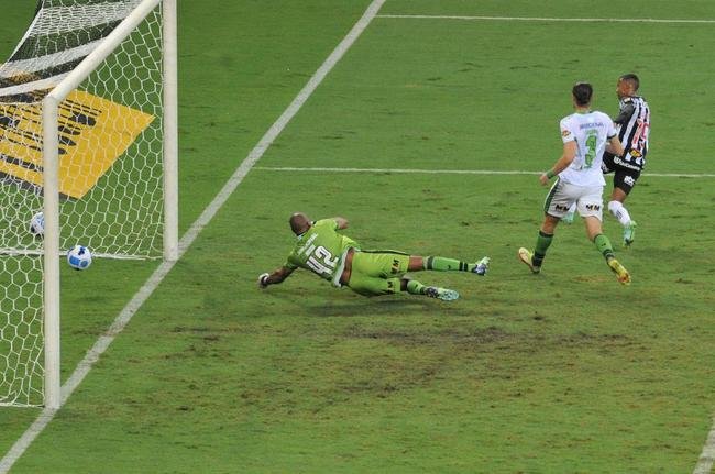 Ademir empatou o clssico para o Atltico, em condio de impedimento: 1 a 1. Na fase de grupos, Copa Libertadores no tem recurso do VAR