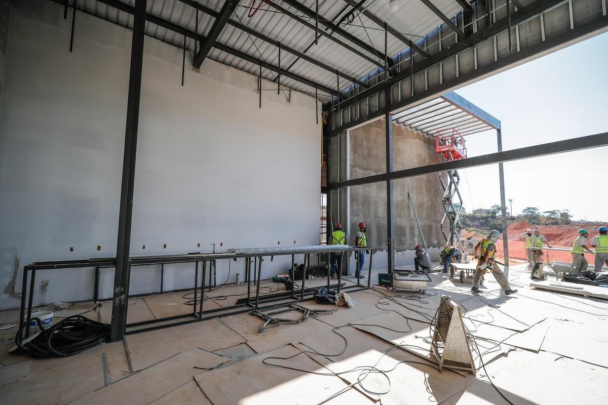 Ideia  mostrar a realidade das obras de construo do estdio do Galo
