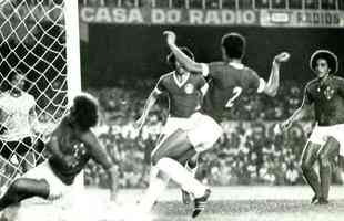 1976 - Cruzeiro 5 x 4 Internacional, pela fase de grupos (Palhinha e Joozinho, duas vezes cada, e Nelinho)