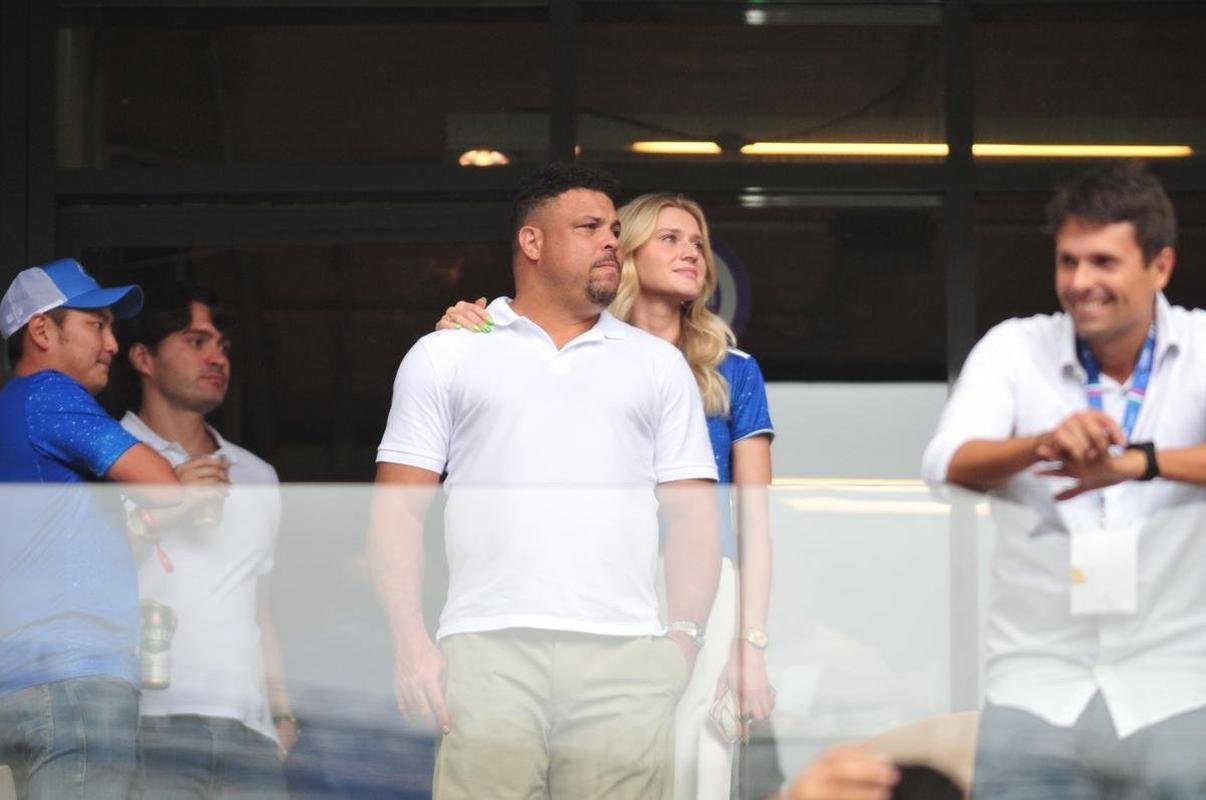 Ronaldo e sua esposa, Celina Locks, acompanham o clssico entre Cruzeiro e Atltico pela final do Campeonato Mineiro