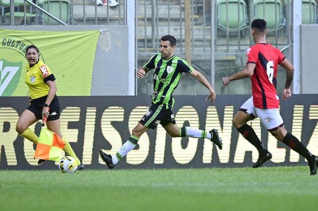 As fotos do duelo decisivo entre Amrica e Atltico, neste domingo (13/11), no Independncia, em Belo Horizonte. Partida foi vlida pela 38 rodada da Srie A do Campeonato Brasileiro.