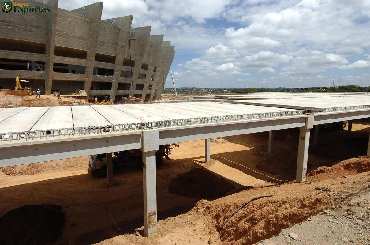 06/03/2012 - No exterior do Mineiro, comea a construo do estacionamento e da esplanada