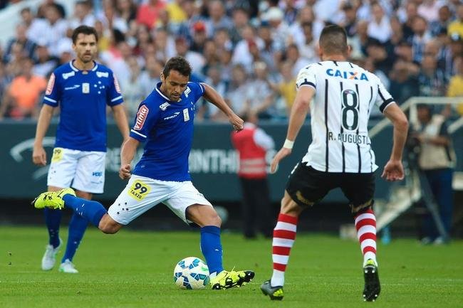 Com gols de Vagner Love (2) e Jadson, Corinthians venceu Cruzeiro por 3 a 0 neste domingo, na Arena Itaquero, em So Paulo
