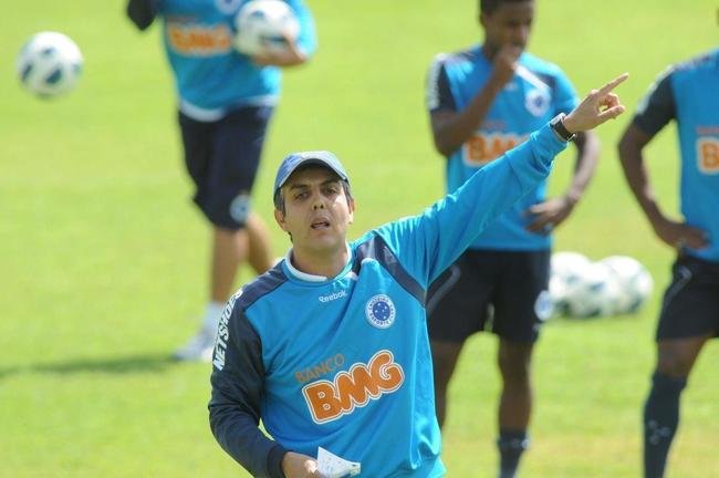 Emerson vila - foi efetivado treinador do Cruzeiro em 2 de setembro de 2011. Os resultados foram pssimos: dois empates e quatro derrotas em seis jogos. O time despencou do 11 lugar, na 20 rodada, para 16, na 26. Em razo disso, retornou ao antigo cargo, de coordenador tcnico, e a diretoria contratou Vagner Mancini.