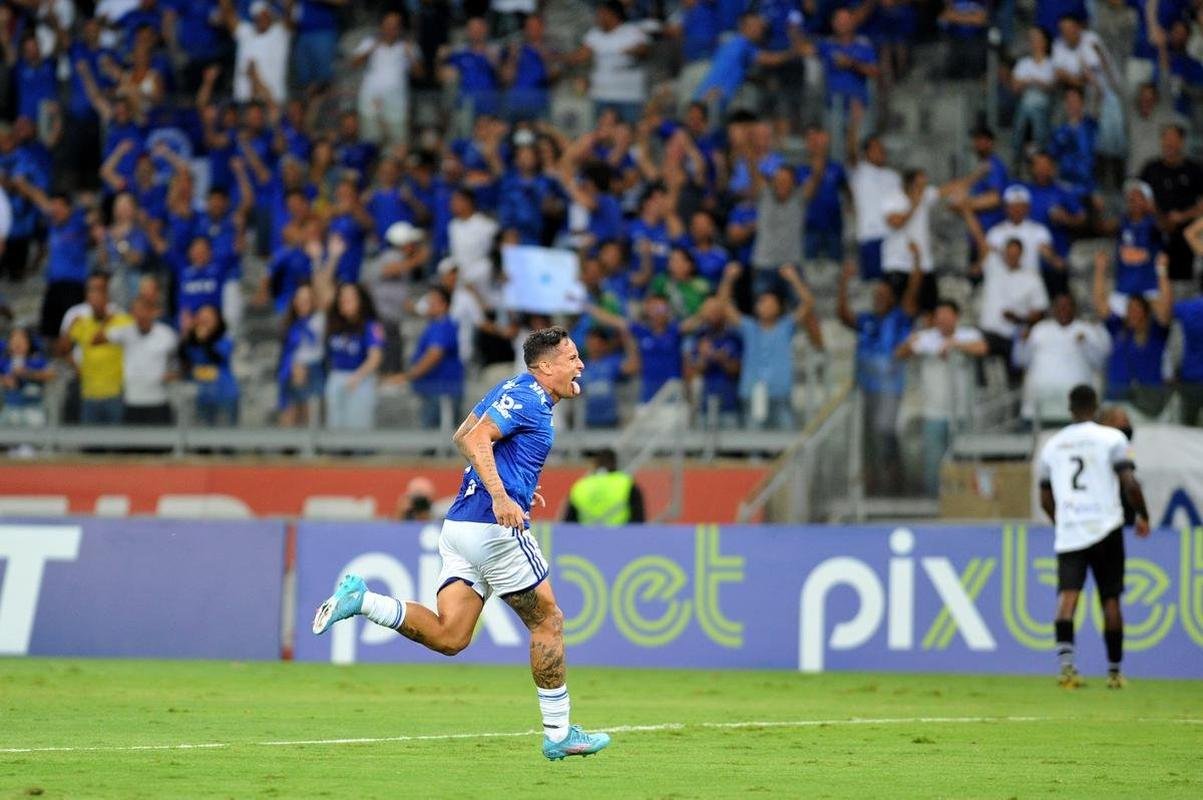 Fotos do gol de Edu, do Cruzeiro, sobre o Athletic, no Mineiro, em jogo de ida da semifinal do Mineiro