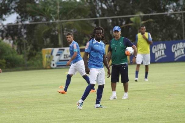O atleta chegou a participar de treinos com bola, mas decidiu que j era momento de pendurar as chuteiras. A deciso foi anunciada em abril de 2015. 'Fui intenso sempre no Cruzeiro. Em termos de momento ruim, foi aps a minha leso, os 30 minutos da Toca at o hospital foi o momento mais difcil. No tinha machucado gravemente at ento e ali eu comecei a ver que podia ser a hora de parar. Mesmo j recuperado hoje, ali eu senti que era o momento, que eu ia me recuperar, que ia acabar o contrato e ia parar de jogar. Agradeo a Deus at nisso, porque ali (na leso) foi a oportunidade que tive de olhar o futebol de fora para dentro, isso me preparou para que eu pudesse tomar essa deciso muito tranquilamente'