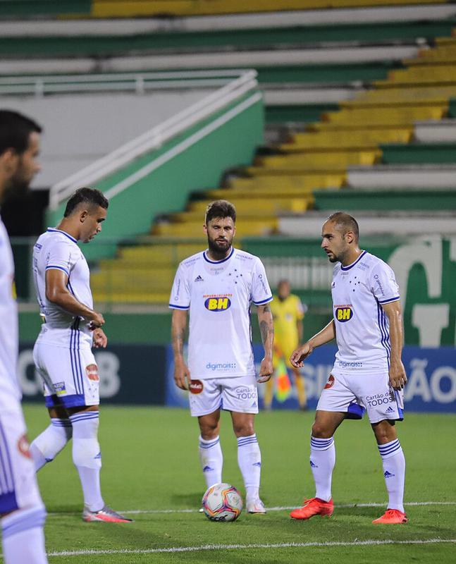 Rafael Sobis foi o autor do gol da vitória do Cruzeiro em Chapecó. Em cobrança de falta, ele garantiu o 1 a 0