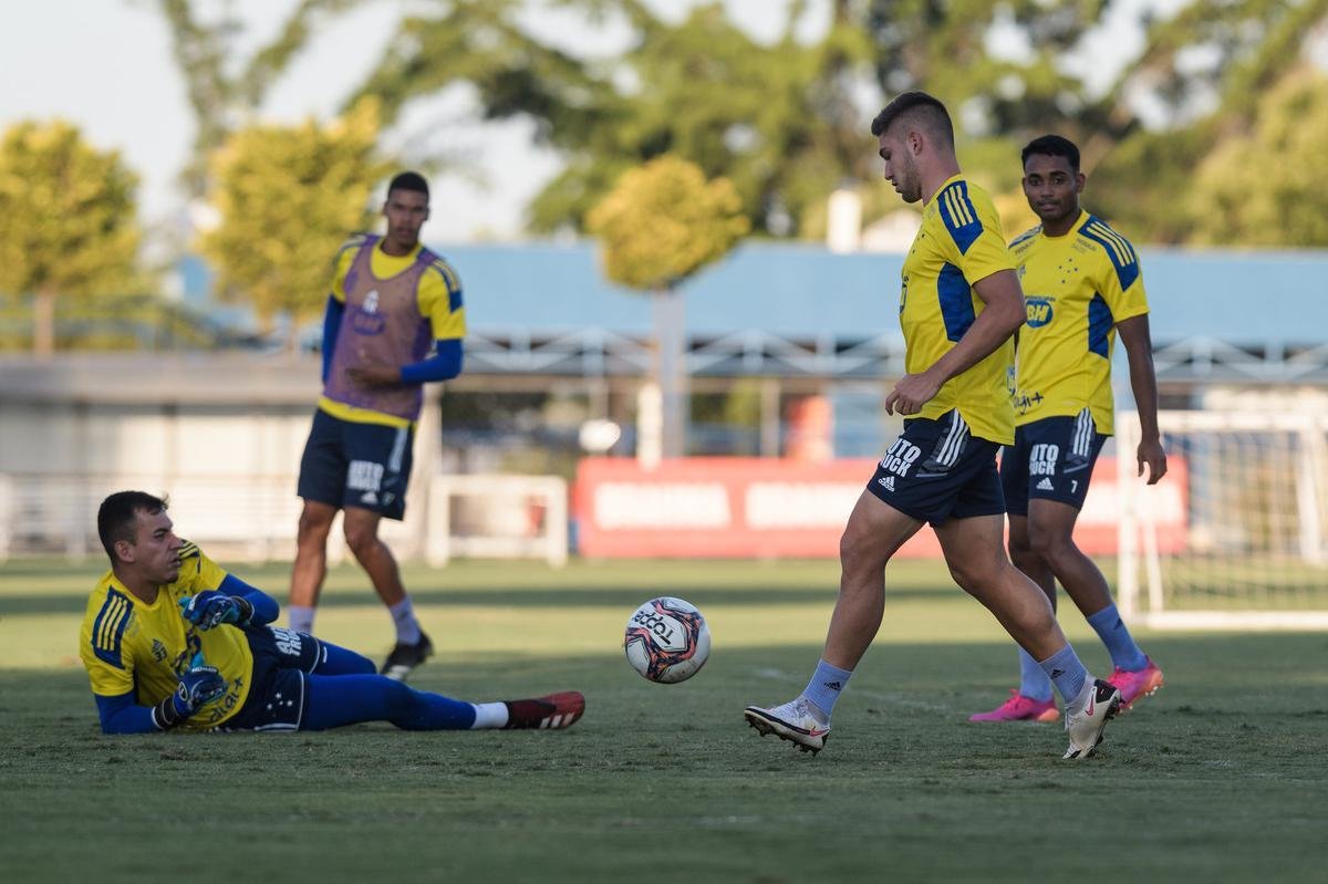 Atacante Guilherme Bissoli realizou primeiro treino com os novos companheiros de Cruzeiro nesta quarta-feira, dia 5 de maio