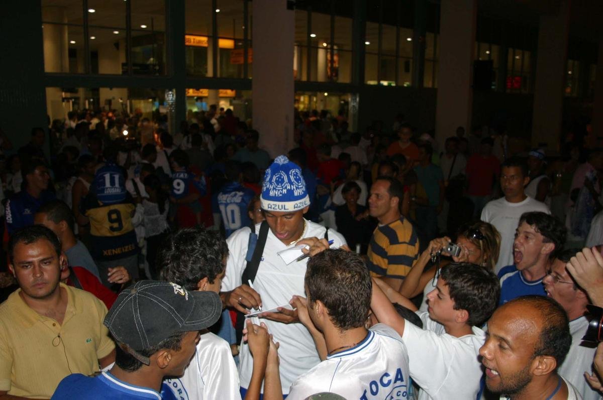 O primeiro passo do Cruzeiro em 2003 para alcanar a histrica Trplice Coroa foi dado em 16 de maro, com a conquista do Campeonato Mineiro de pontos corridos. A taa foi erguida de forma antecipada com a vitria por 4 a 0 sobre a URT, no estdio Zama Maciel, em Patos de Minas, pela 11 rodada. Deivid, Aristizbal, Alex e Maurinho marcaram os gols do triunfo. Em seguida, o elenco deu a volta olmpica, ergueu a taa diante dos cruzeirenses e desfilou em carro aberto pela cidade do interior de Minas. No retorno a BH, naquele mesmo dia, o grupo foi recebido com festa pela torcida no Aeroporto da Pampulha. O Cruzeiro foi campeo estadual invicto. O ltimo jogo foi contra o Tupi, no Mineiro.