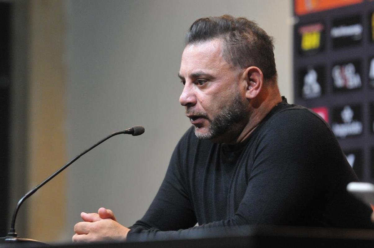 As reaes do tcnico do Atltico, Turco Mohamed, durante a entrevista coletiva, no Mineiro, aps o empate com o Santos